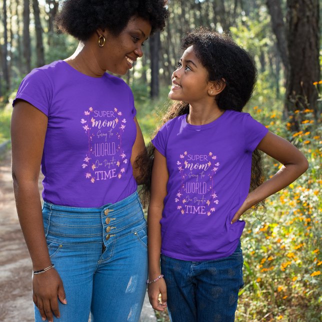 Camiseta Super Mãe Salvando o Mundo (Saving the World)