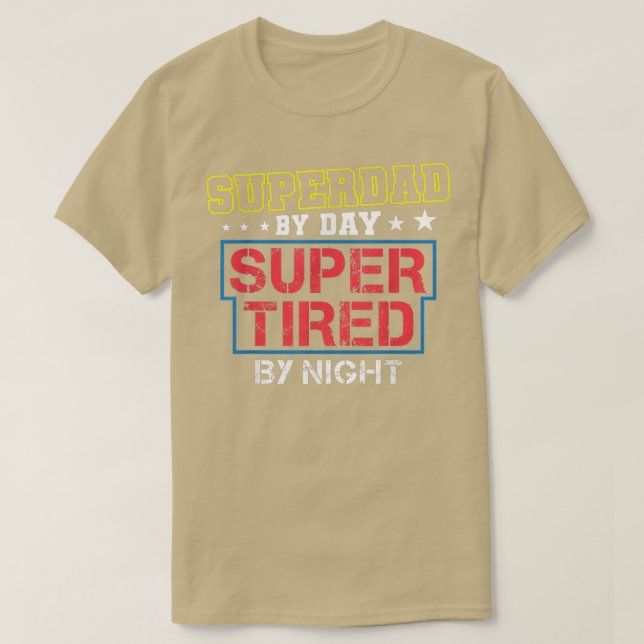 Camiseta Superdad By Day Super Tired By Night Funny Fathers (Frente do Design)
