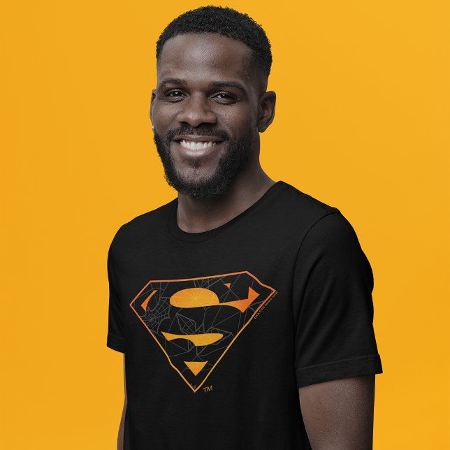 Camiseta Superman | Logotipo inspirado no Halloween (Person wearing shirt)