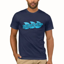 Surf acima do mar dos homens e do t-shirt azuis do