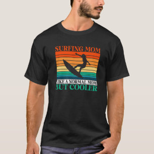 Camiseta Surfando A Mãe Como Uma Mãe Normal Mas Surf Acorda