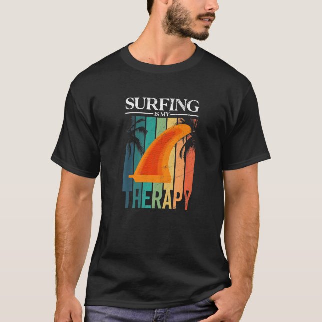 Camiseta Surfar É Minha Terapia Retro Fin Longboard (Frente)