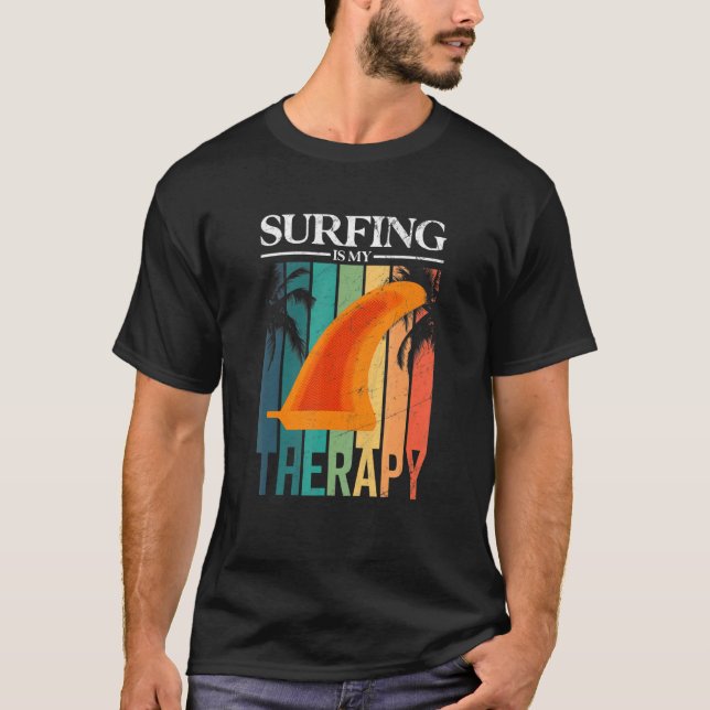Camiseta Surfar É Minha Terapia Retro Fin Longboard (Frente)