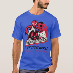 Camiseta Surfer Out of the world montando uma pizza