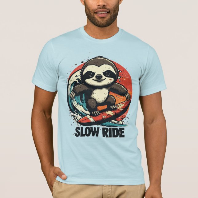 Camiseta Surfing Sloth Gifts – “Slow Ride” Retro Sunset (Frente)