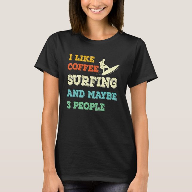 Camiseta Surfing Summer - Surfer Beach Coffee Retro Art (Frente)