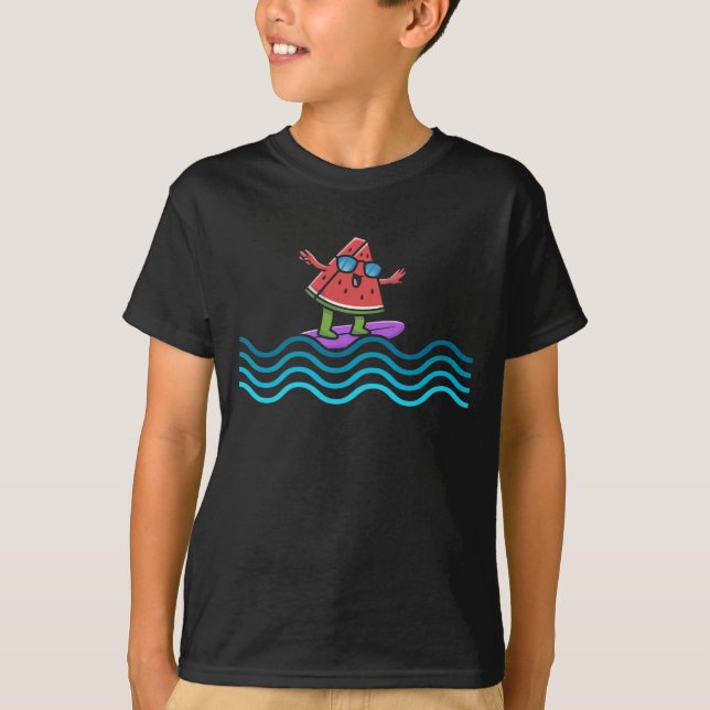 Camiseta Surfing Watermelon Summer Funny Beach Melon Surfer (Frente)