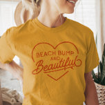 Camiseta Surfista Engraçado Mãe Ser Summer Beach Bum Punny<br><div class="desc">Elevem seu estilo de praia com nossa camiseta unissexo 'Beach Bumps and Beauful', talhada para mães esperadas. Mostre sua pulseira radiante de forma confiante e confortável, abraçando o sol de verão em estilo. Projetada para celebrar sua jornada de gravidez, esta chic tee é uma obrigação para as mães amantes da...</div>