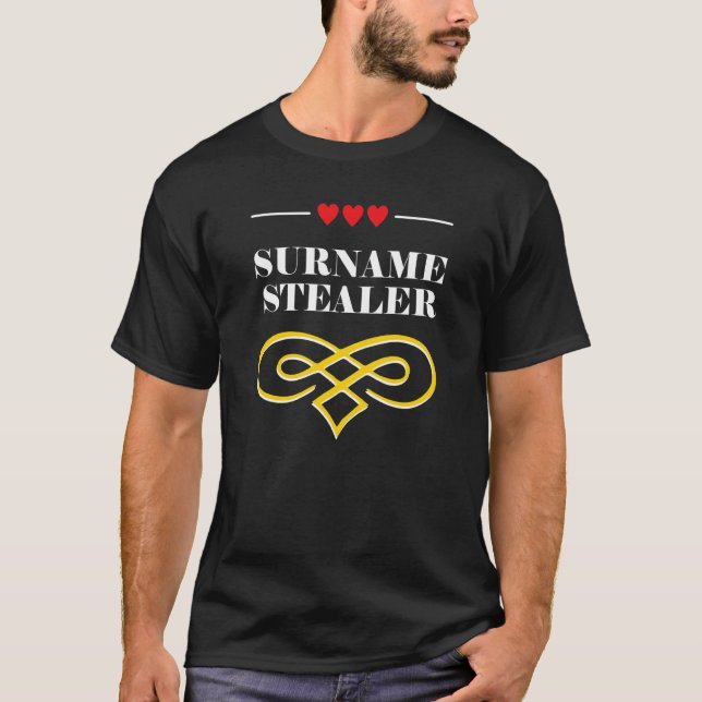 Camiseta Surname Stealer Groom Pun Husband To Be Joke Weddi (Frente)