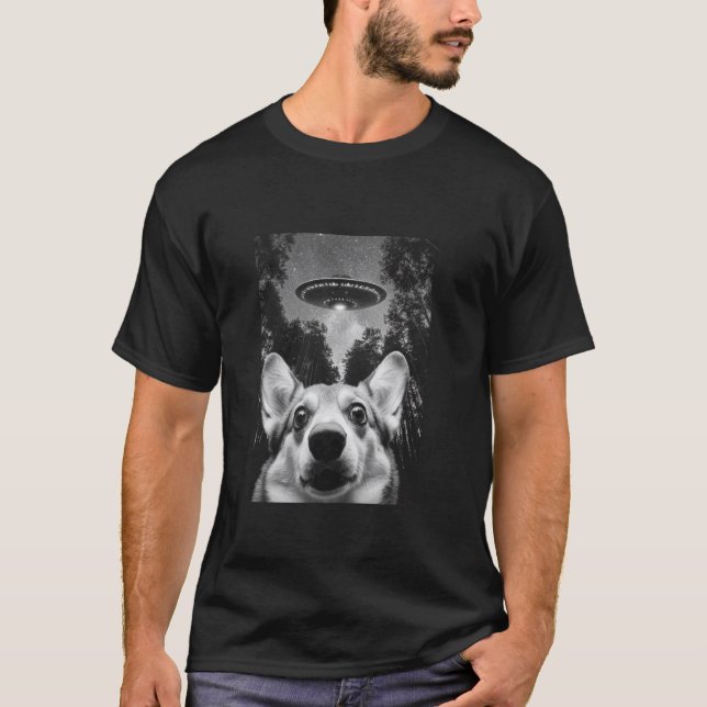 Camiseta Surpreendido Welsh Corgi Selfie Com Disco Voador A (Frente)