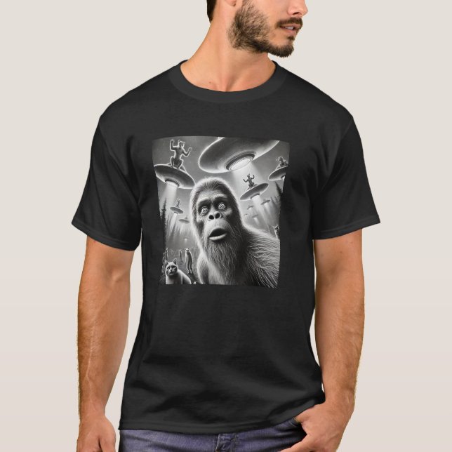 Camiseta Surpreso Sasquatch Selfie com Gatos em Disco Voado (Frente)