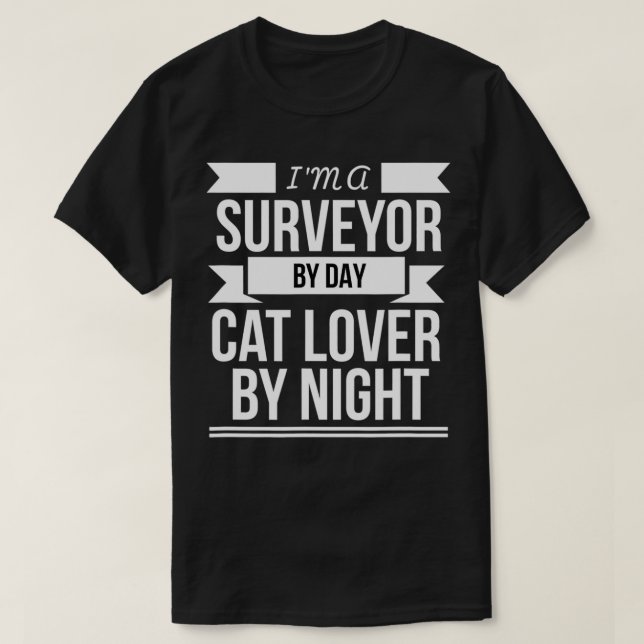Camiseta Surveyors by day Cat Lover by Night Cat Owner Cat  (Frente do Design)