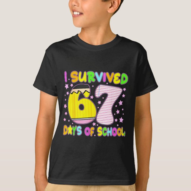 Camiseta Survived 67 Days Of School Nk Star Six Seven Meme  (Frente)