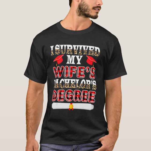 Camiseta Survived My Wife's Bachelor's Degree Funny Graduat (Frente)
