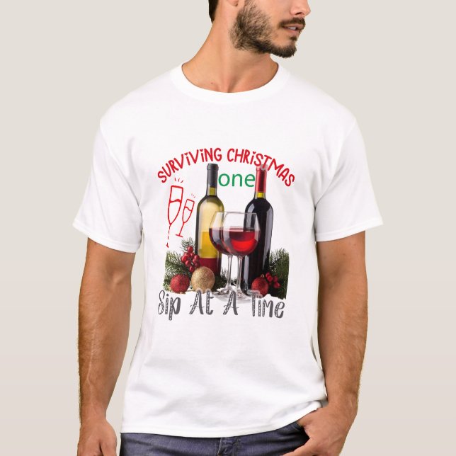 Camiseta Surviving Christmas One Sip at a Time Funny (Frente)