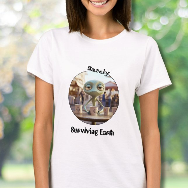 Camiseta Surviving earth alien coffee drinker (Criador carregado)