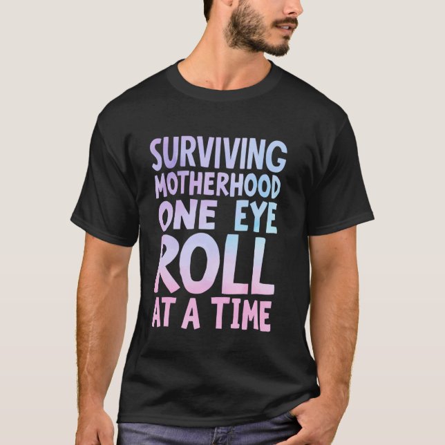 Camiseta Surviving Motherhood One Eye Roll at a Time Mom (Frente)