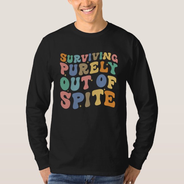 Camiseta Surviving Purely Out Of Spite Saying Retro Groovy  (Frente)