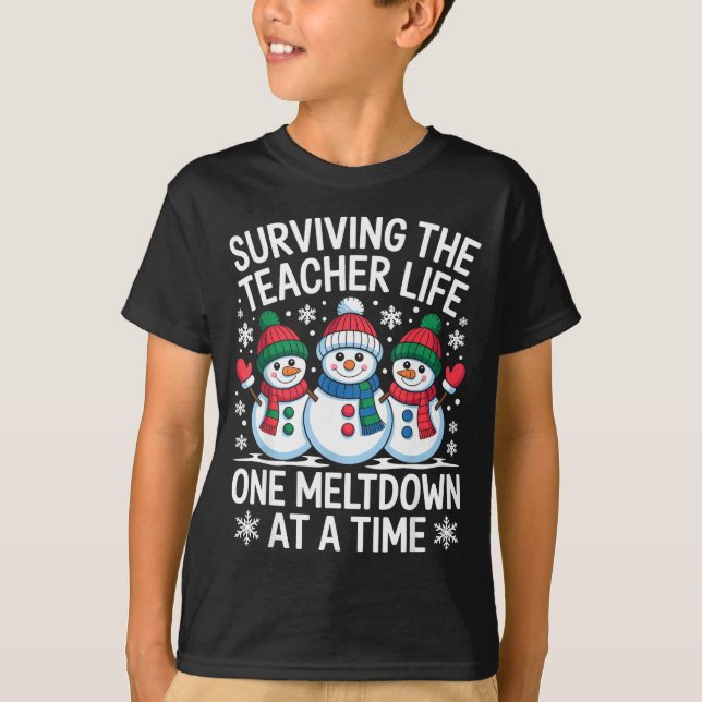 Camiseta Surviving The Teacher Life One Meltdown At A Time  (Frente)