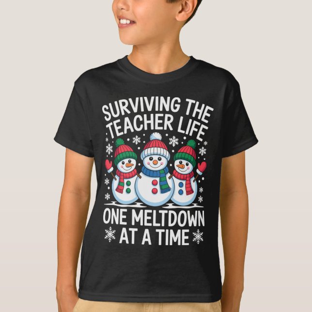 Camiseta Surviving The Teacher Life One Meltdown At A Time  (Frente)