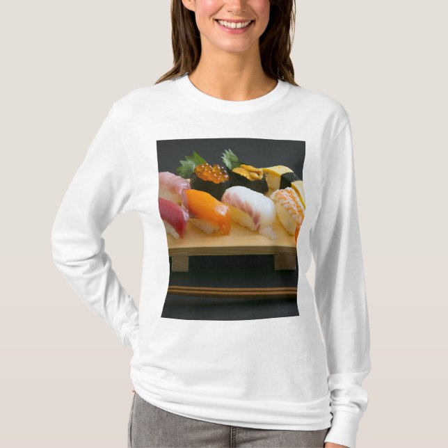 Camiseta Sushi Zen – The warmth of wood and the dance of fl (Frente)