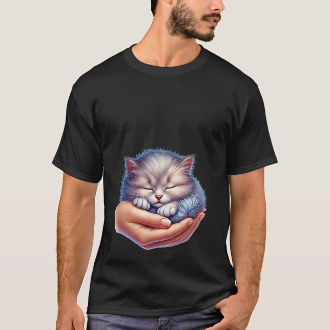 Camiseta Sweet Sleeping Grey Kitten in Hand Tiny Cat ✨🐾💤 (Frente)