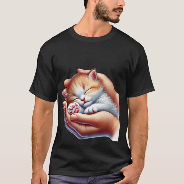Camiseta Sweet Sleeping Kitten in Hands Tiny Calico Cat  ✨ (Frente)