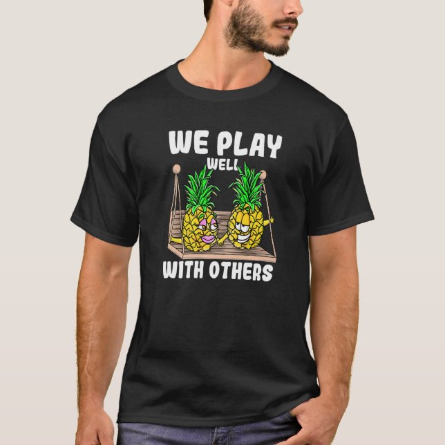 Camiseta Swinger Brincamos Bem Com Outros Pineappl (Frente)