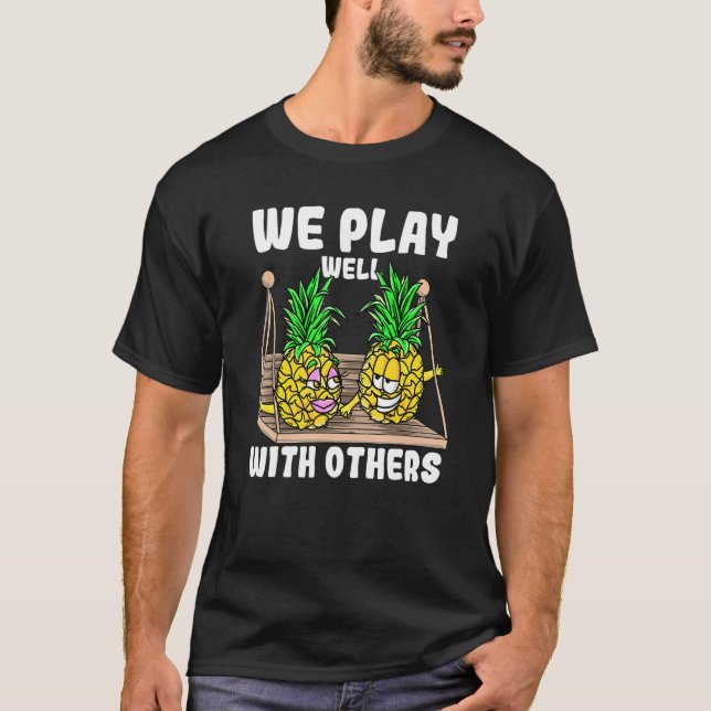 Camiseta Swinger We Play Well With Others Swinging Pineappl (Frente)