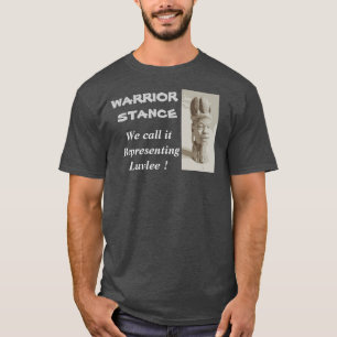 Camiseta T cinzento da posição do guerreiro da urze