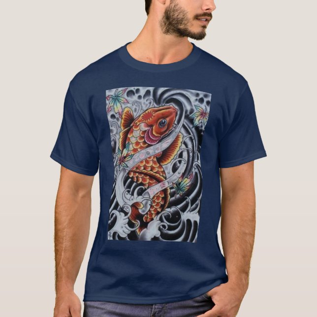 Camiseta T colorido do olhar do tatuagem de KOI (Frente)