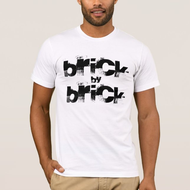 Camiseta T da malhação de BRICKHOUSE, "tijolo pelo tijolo " (Frente)