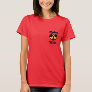 Camiseta T escuro húmido da esposa das armas nucleares
