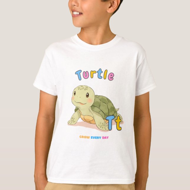 Camiseta “T is for Turtle” Alphabet Tee – Grow Every Day (Frente)