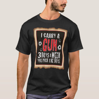 Camiseta T preto eu levo uma arma, você escolho os dias