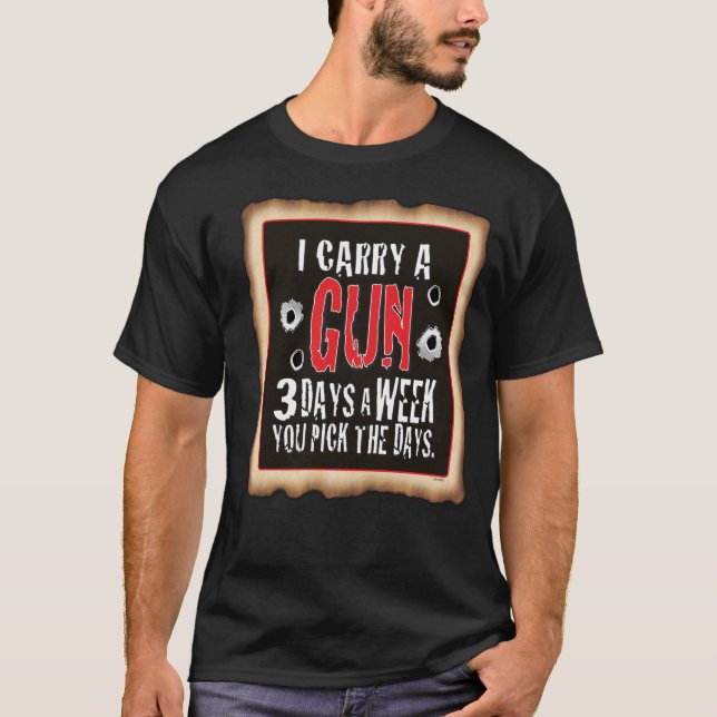 Camiseta T preto eu levo uma arma, você escolho os dias (Frente)