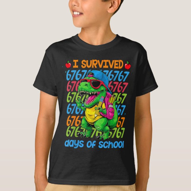 Camiseta T-rex I Survived 67 Days Of School Six Seven Meme  (Frente)