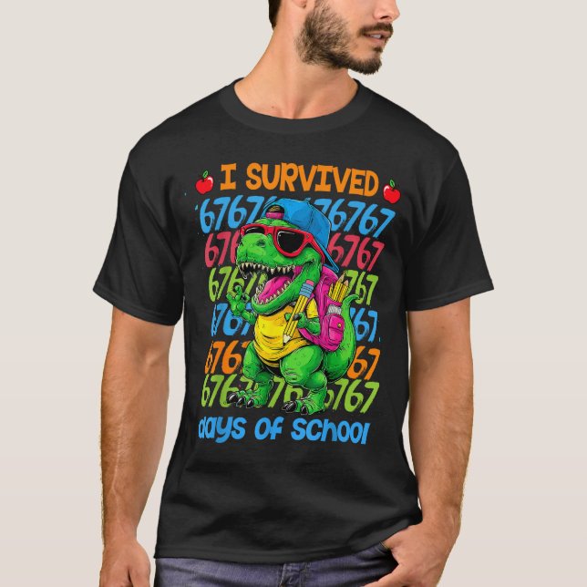 Camiseta T-rex I Survived 67 Days Of School Six Seven Meme  (Frente)