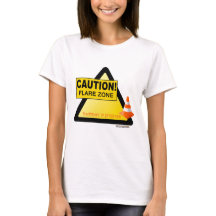 T-shirt alaranjado do cone da zona do alargamento