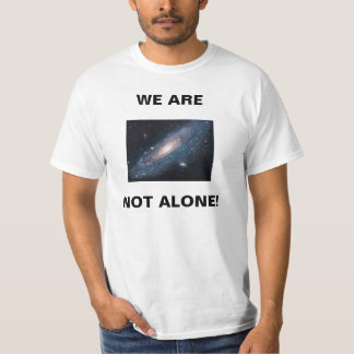 Camiseta T-shirt com a imagem que mostra a galáxia com
