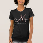 Camiseta T-shirt cor-de-rosa & branco do anúncio do<br><div class="desc">T-shirt elegante do anúncio do casamento do monograma. Maneira pequena mas elegante de documentar seu casamento com seus inicial,  nomes e data no canto de superior esquerdo da camisa. Você pode escolher as cores e naturalmente para personalizar com sua informação pessoal.</div>