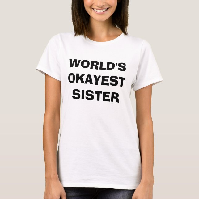 Camiseta T-shirt da irmã do Okayest do mundo (Frente)