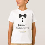 Camiseta T-shirt de Casamento Preto do Anel de Brincadeiras<br><div class="desc">Estas t-shirts divertidas são desenhadas como favores ou presentes para portadores de alianças de casamento. A t-shirt é branca e apresenta uma imagem de uma gravata preta de arco e três botões. O texto diz Ring Bearer, e tem um lugar para digitar seu nome, assim como o nome do casal...</div>