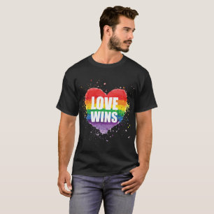 Camiseta T-shirt de LGBT - o amor ganha o coração do
