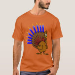 Camiseta T-shirt de Menurkey Menorah Turquia<br><div class="desc">Comemore Thanksgivukkah 2013 com este t-shirt clássico do menurkey! Caracterizando um peru engraçado dos desenhos animados com um menorah para uma cauda. Uma acção de graças de Hanukkah não ocorrerá por outros 77.000 anos! Agarre assim esta grande lembrança para esta uma vez que-em-um-vida-celebração. *Makes um grande presente para Hanukkah E...</div>