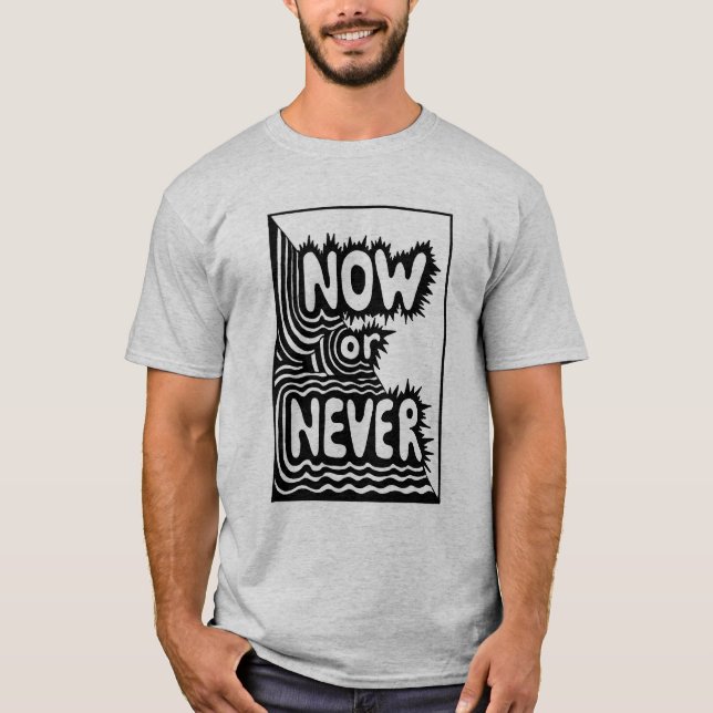 Camiseta T-shirt dos na moda com a inscrição (Frente)