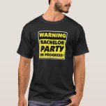 Camiseta T-shirt em andamento do despedida de solteiro de<br><div class="desc">Este design engraçado é perfeito para o noivo a noite passada para fora como um homem livre. Baseado no sinal "de advertência" clássico,  o design lê,  "advertência: Despedida de solteiro em andamento." Aperfeiçoe para o noivo,  o melhor homem e outros membros do despedida de solteiro.</div>