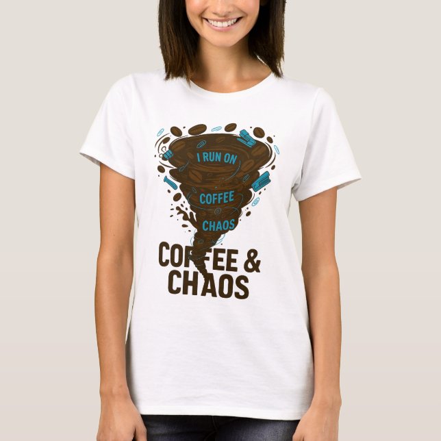 Camiseta T-Shirt Engraçado - "Eu Corro No Café E Caos" (Frente)