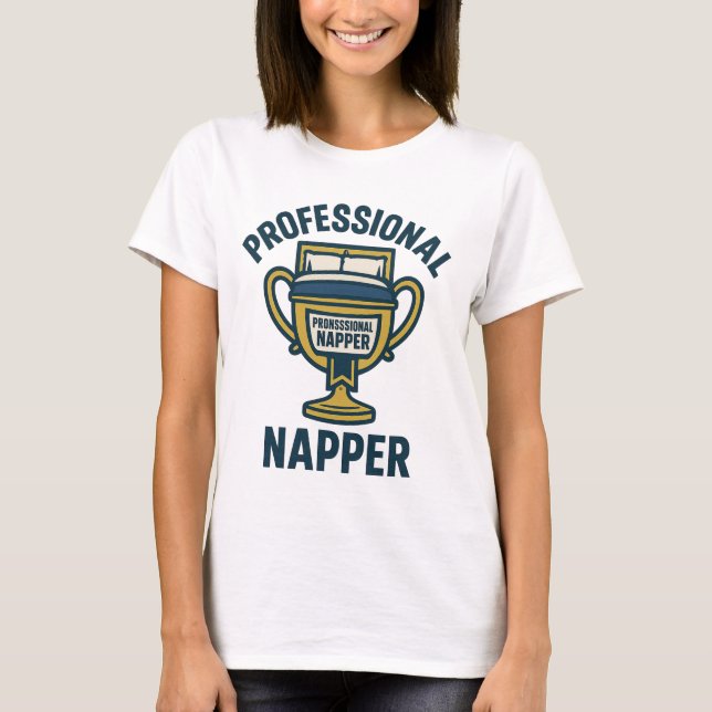 Camiseta T-Shirt Engraçado - "Napper Profissional" Cozy (Frente)