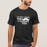 Camiseta T-Shirt Escuro Engraçado Que Te Escolhe<br><div class="desc">Você não escolhe o bigode. Ele escolhe você. Não faz sentido,  mas é engraçado. Você pode personalizar a cor da t-shirt,  o tipo de t-shirt,  a fonte,  a cor da fonte e até o texto,  se desejar.</div>